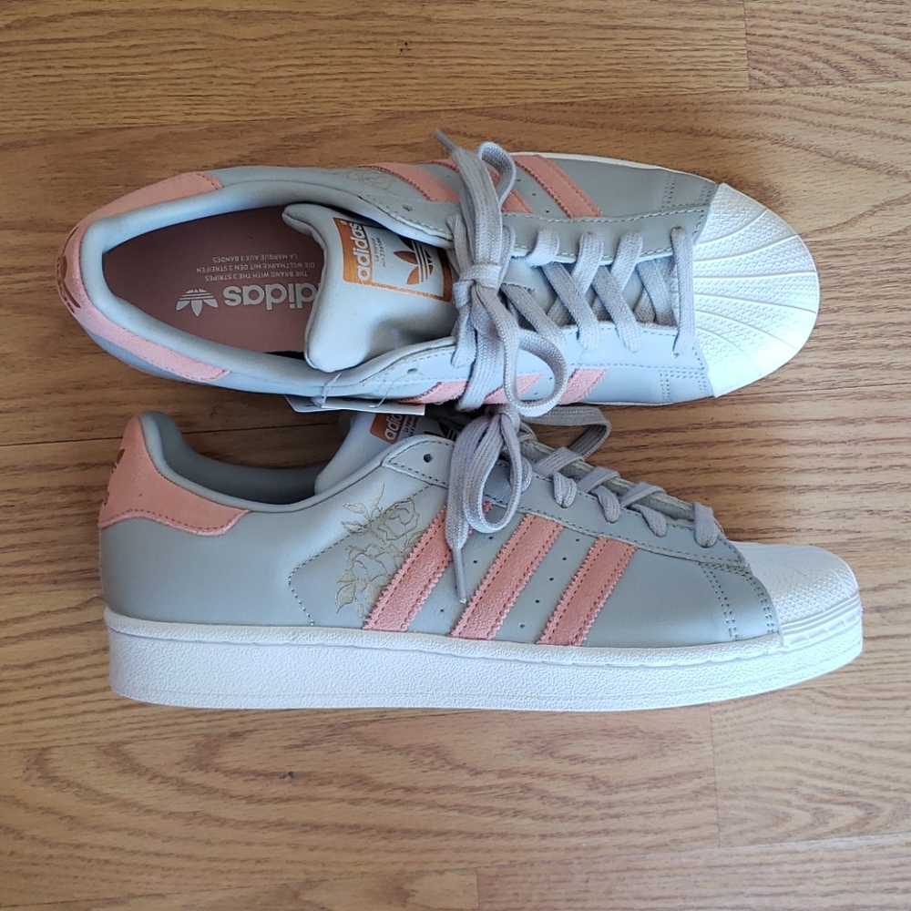 Tennis shoes
